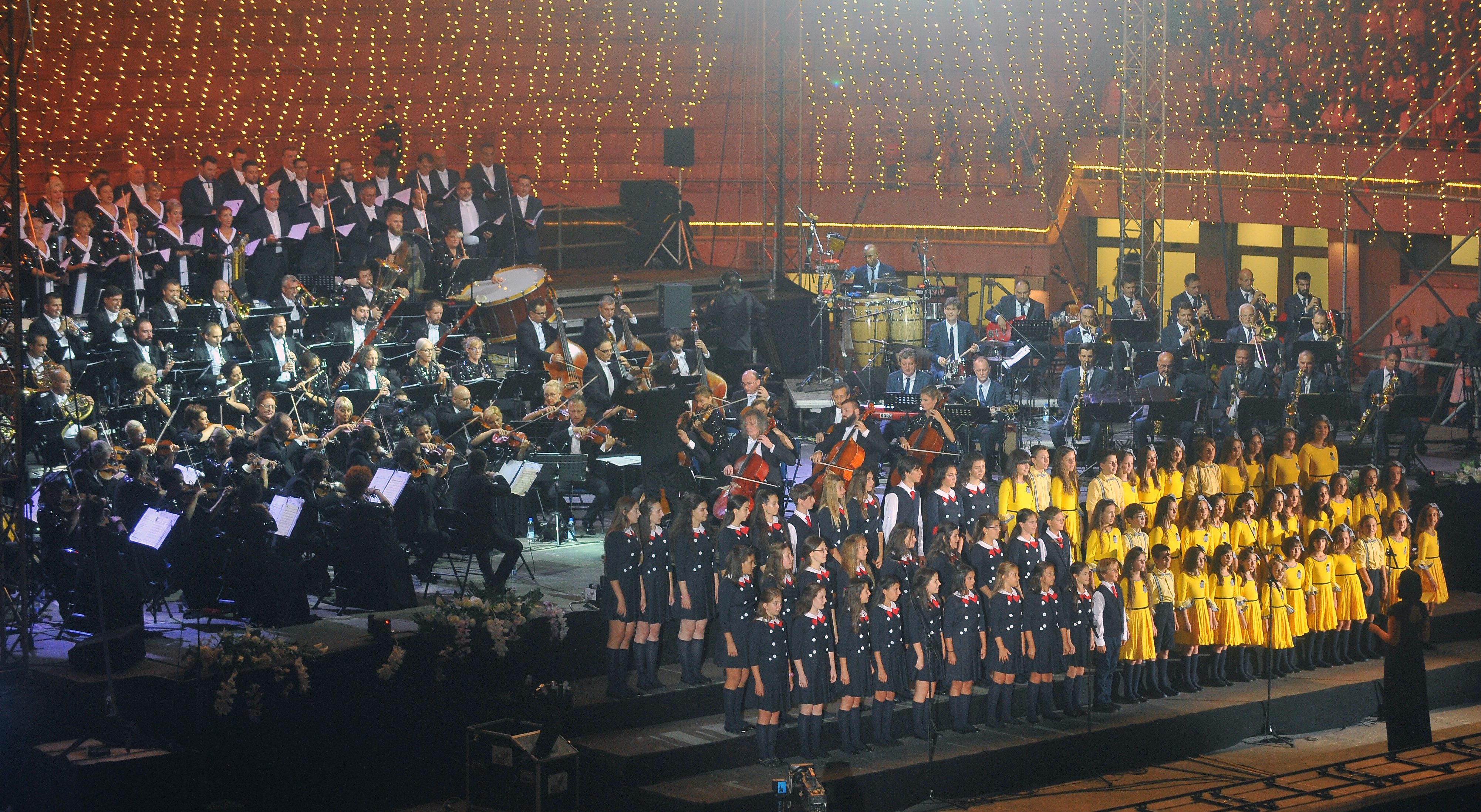 НОЋ ЗА ПАМЋЕЊЕ УЗ ЗВЕЗДЕ ПОПА, РОКА И КЛАСИКЕ: На крцатом београдском Ташмајдану одржн први од два слављеничка концерта РТС-а